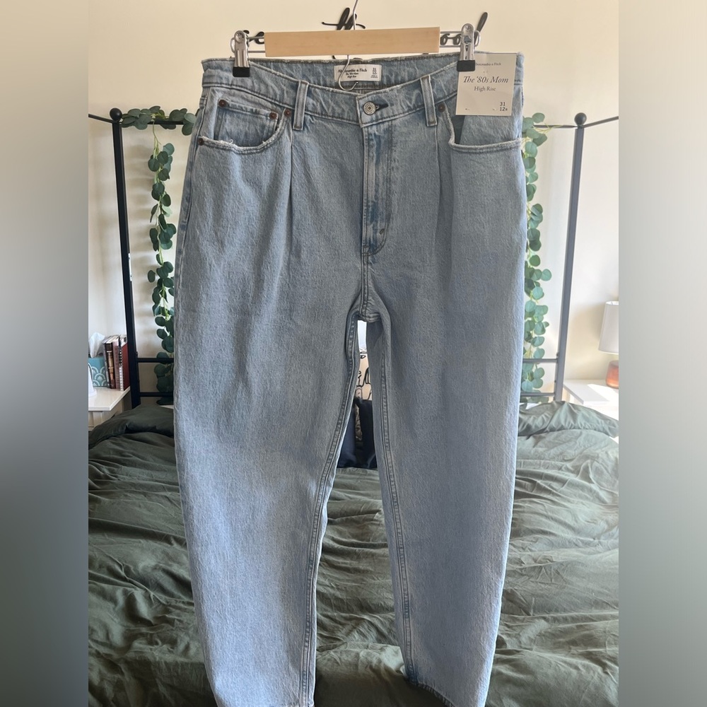 NWT Pleated High Rise 80s Mom Jean - Abercrombie & Fitch - Size 31